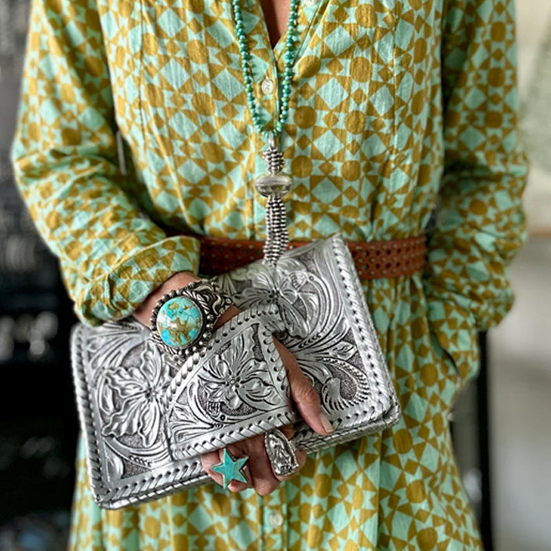 Kuvertväska i westernstil med "Silver Flower Dance"