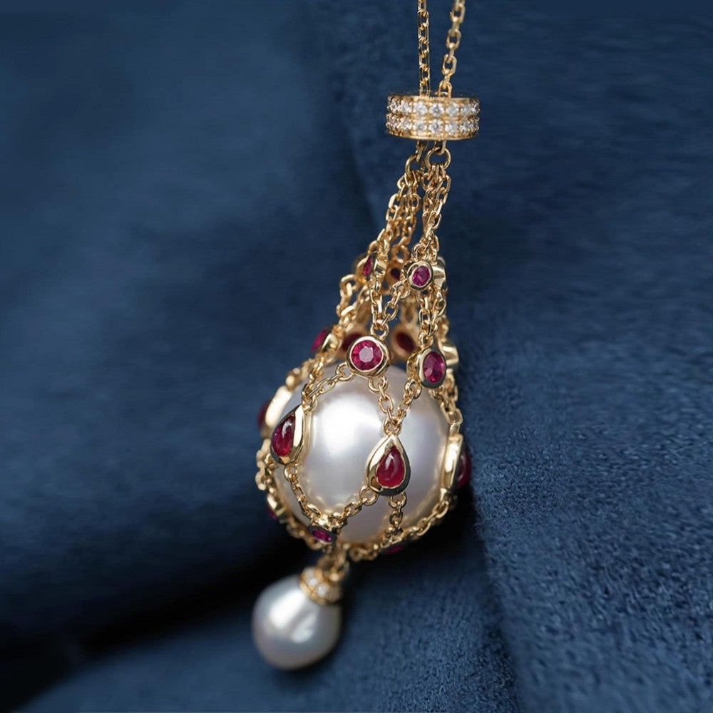 Pendentif lavallière avec perle d'eau douce de 14,0 à 15,0 mm et pierre précieuse bleue.