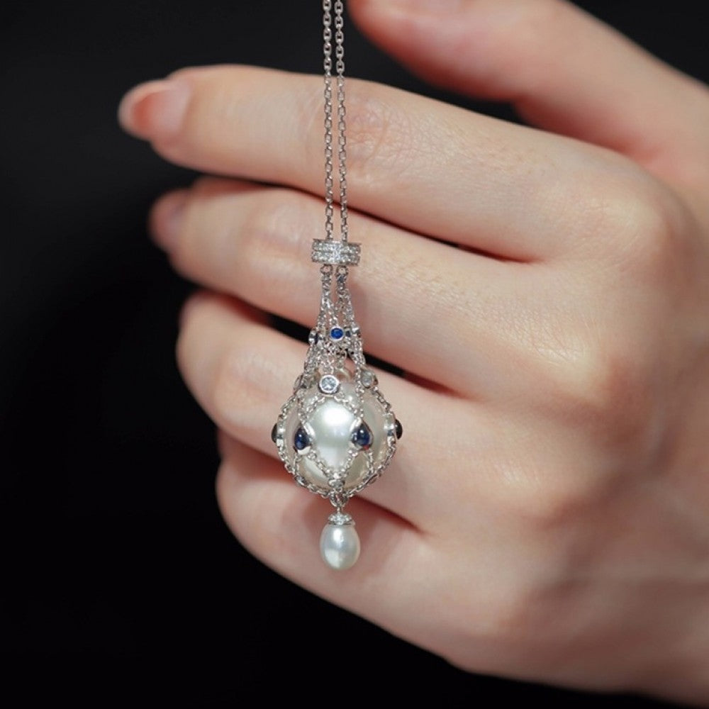 Pendentif lavallière avec perle d'eau douce de 14,0 à 15,0 mm et pierre précieuse bleue.