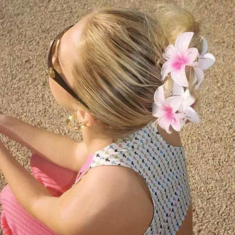Moderiktig blommahårspänne