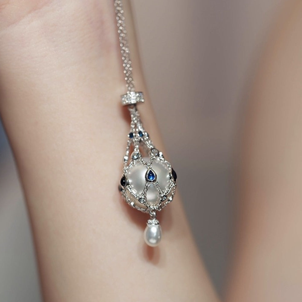 Pendentif lavallière avec perle d'eau douce de 14,0 à 15,0 mm et pierre précieuse bleue.